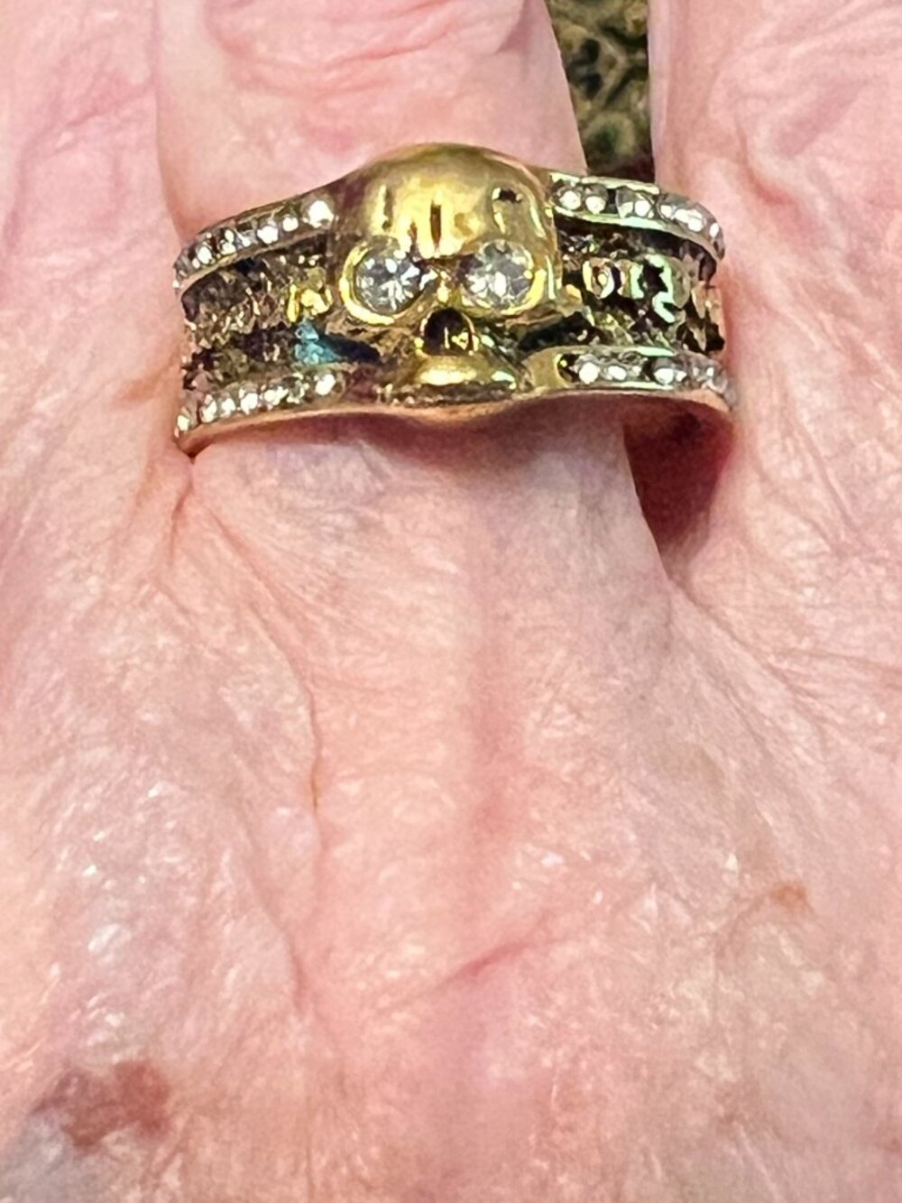Gold-Toned Skull Ring with Clear Stones Size 13 (399)